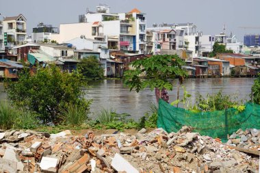Yerel halk, Vietnam 'ın Ho Chi Min şehrinin banliyösünde yaşıyor.