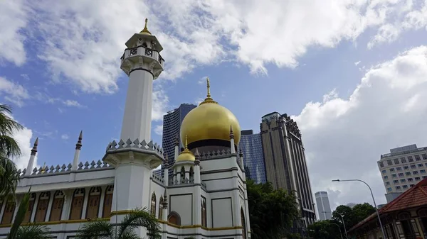 Singapur şehrindeki büyük İslami cami.