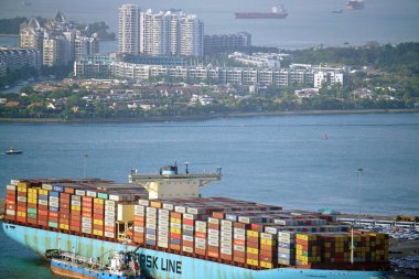 Sabahın erken saatlerinde Singapur 'un büyük limanında