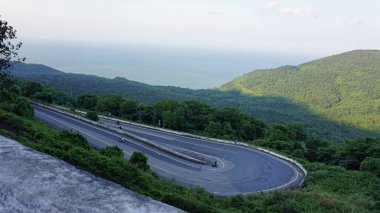 Vietnam 'da Da Nang ve Tue arasında bir yol var.