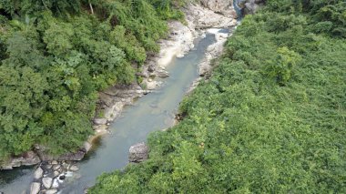 Bana tepelerindeki şelale Vietnam 'ın yukarısından