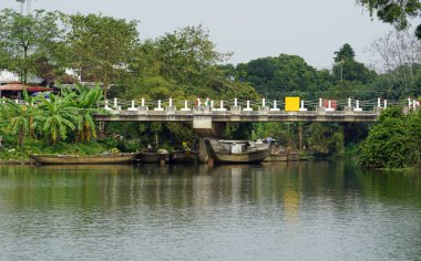 Vietnam 'daki parfüm nehrinin nehir kıyısında.