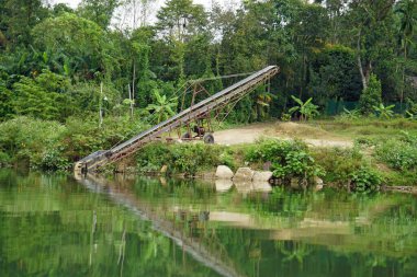 Vietnam 'daki parfüm nehrinin nehir kıyısında.