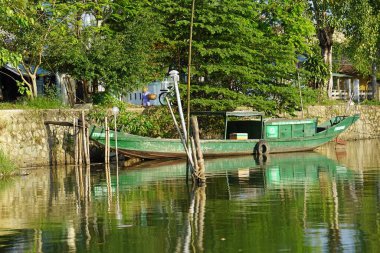 Vietnam 'daki parfüm nehrinin nehir kıyısında.