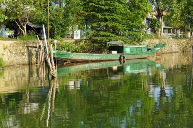 Vietnam 'daki parfüm nehrinin nehir kıyısında.