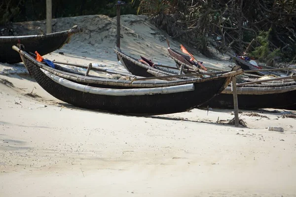 Гнилые Рыбацкие Лодки Пляже Оттенка — стоковое фото