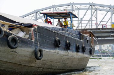 Ho Chi Minh şehrinde Nha Ben Nehri 'nde gemiler