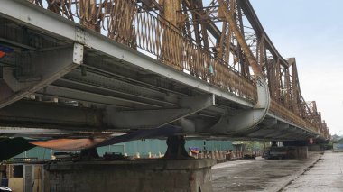 Vietnam 'da Hanoi' de uzun bir köprü.