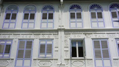 Singapur 'da renkli eski ahşap pencere panjurları