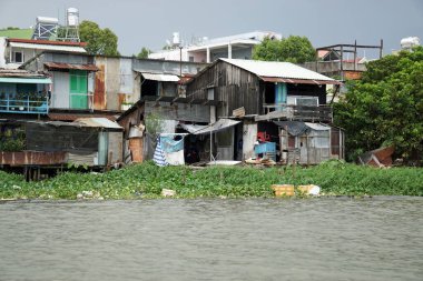 Güney Vietnam 'da nehir kıyısında yaşam var.