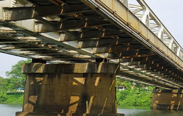 Μεταλλική Γέφυρα Πάνω Από Τον Ποταμό Άρωμα Απόχρωση — Φωτογραφία Αρχείου