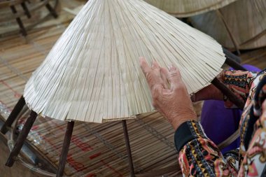 Vietnam 'da geleneksel Vietnam bambu kulübelerinin üretimi