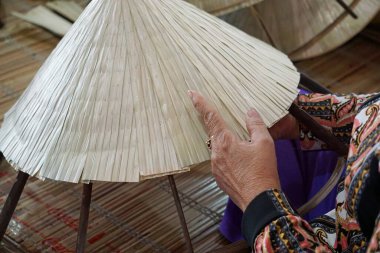 Vietnam 'da geleneksel Vietnam bambu kulübelerinin üretimi