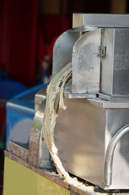 Taze şeker kamışı suyu üretmek için metal baskı