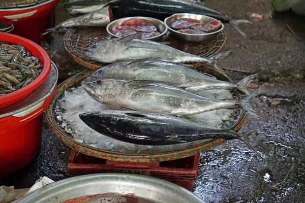 ベトナムの色相でカラフルな地元の食品市場 — ストック写真