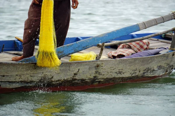 Pescador Vietnamita Pequena Pesca Barco Com Rede Pesca — Fotografia de Stock