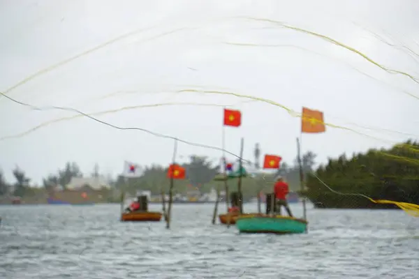 Vietnamese Fisherman Small Boat Fishing Fishnet — Stock Photo, Image
