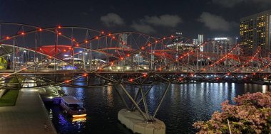 Singapur şehrinin gece vakti renkli silueti