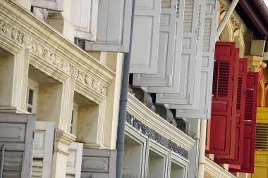 Singapur 'da renkli eski ahşap pencere panjurları