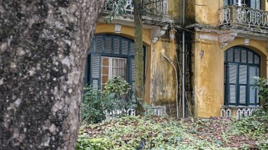 Tipik Vietnam başkenti Hanoi mimarisi.