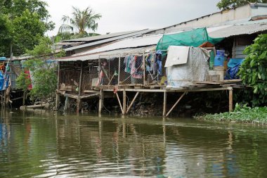 Güney Vietnam 'da nehir kıyısında yaşam var.