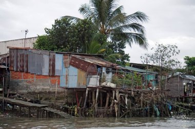 Güney Vietnam 'da nehir kıyısında yaşam var.