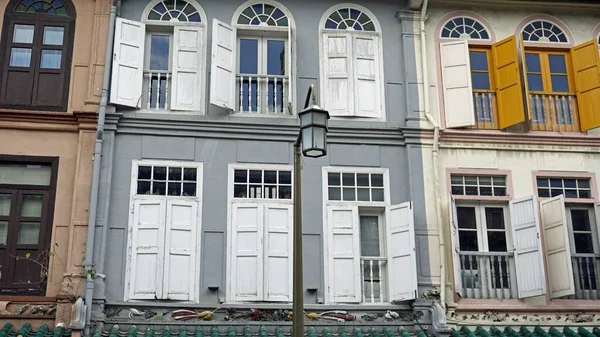 Singapur Renkli Eski Ahşap Pencere Panjurları — Stok fotoğraf