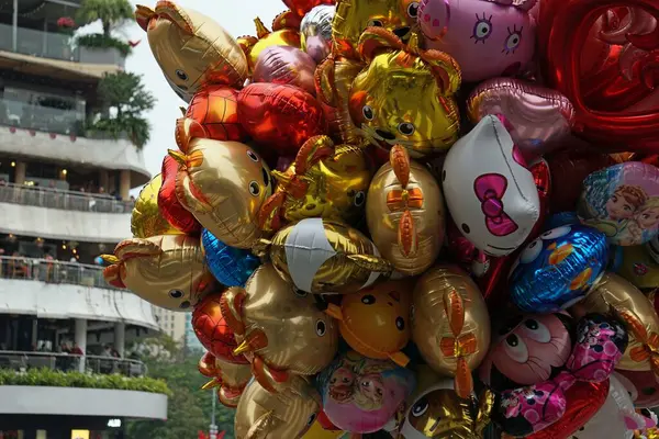 Hanoi Sokaklarında Renkli Balonlar Satan Bir Tüccar — Stok fotoğraf