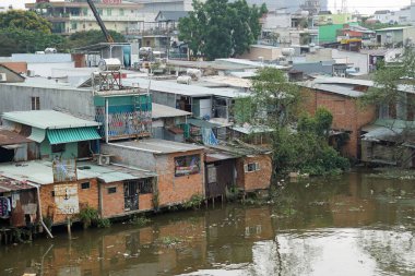 Yerel halk, Vietnam 'ın Ho Chi Min şehrinin banliyösünde yaşıyor.