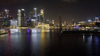 Singapur şehrinin gece vakti renkli silueti