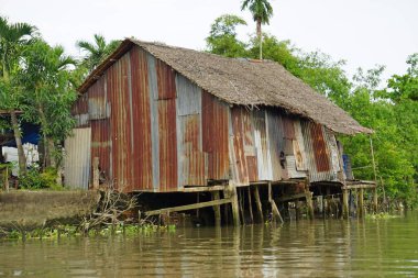 Güney Vietnam 'da nehir kıyısında yaşam var.