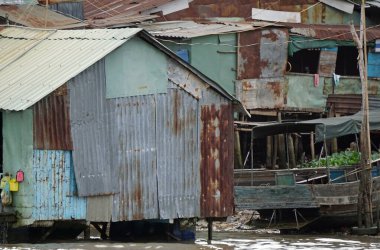 Güney Vietnam 'da nehir kıyısında yaşam var.