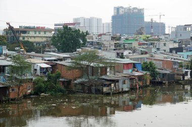Yerel halk, Vietnam 'ın Ho Chi Min şehrinin banliyösünde yaşıyor.