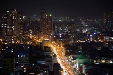 Gece Ho Chi Minh şehrinde trafik ışıkları