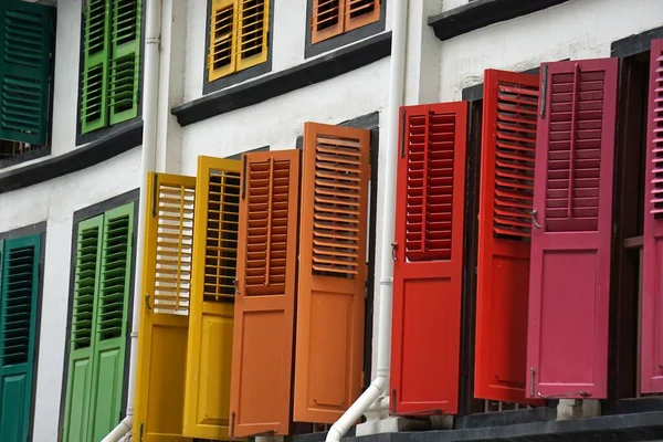 Kolorowe Stare Drewniane Okiennice Singapore — Zdjęcie stockowe