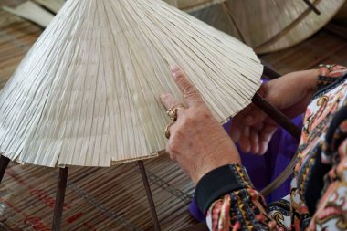 Vietnam 'da geleneksel Vietnam bambu kulübelerinin üretimi