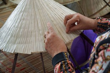 Vietnam 'da geleneksel Vietnam bambu kulübelerinin üretimi
