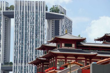 Singapur şehrindeki renkli Çin tapınağı.