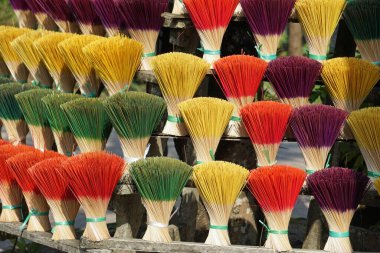 Vietnam 'da renkli tütsü üreten fabrika