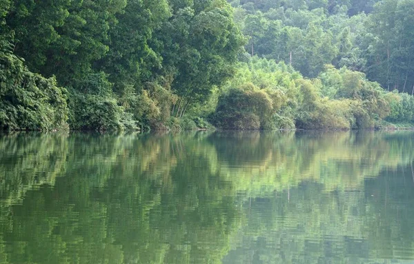 Берег Річки Парфумів Єтнамі — стокове фото