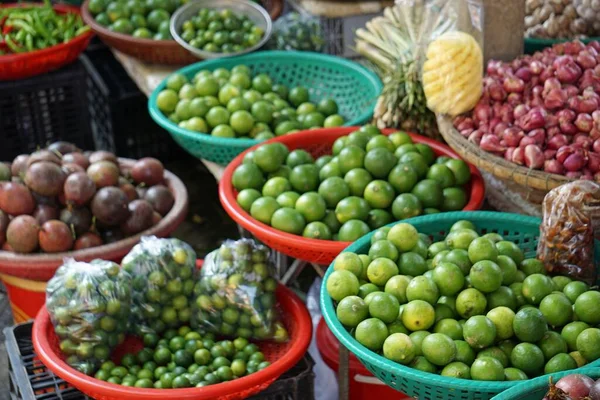 越南色彩艳丽的地方食品市场 — 图库照片