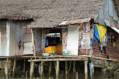Güney Vietnam 'da nehir kıyısında yaşam var.