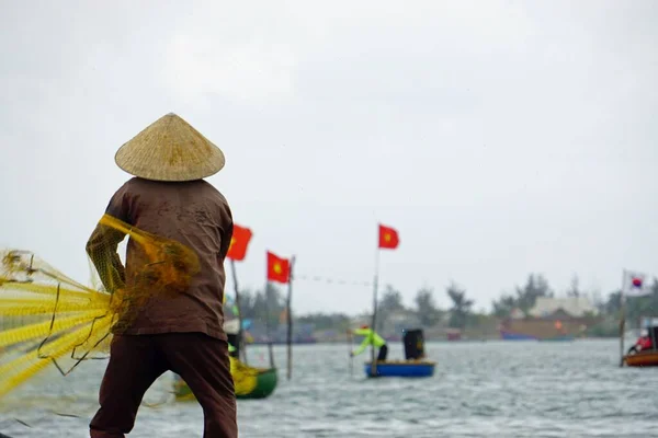 Pêcheur Vietnamien Sur Petit Bateau Pêche Avec Filet Pêche — Photo