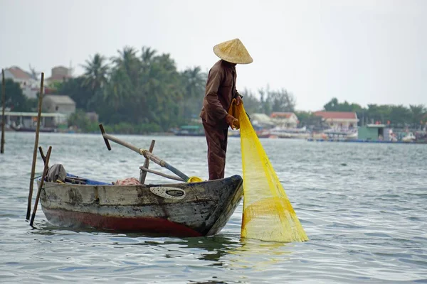 Pescador Vietnamita Pequena Pesca Barco Com Rede Pesca — Fotografia de Stock