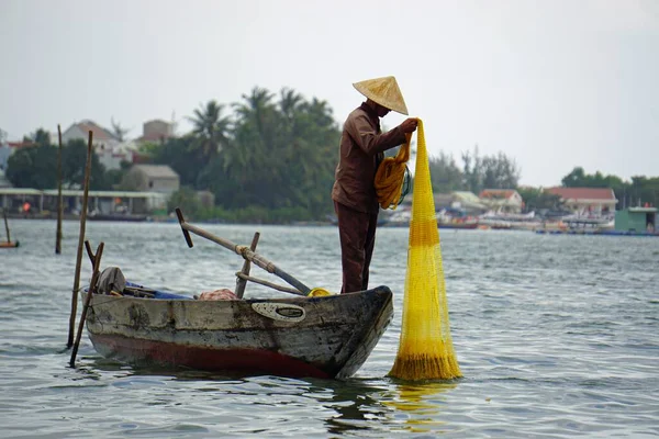 Вьетнамский Рыбак Маленькой Лодке Рыбалка Рыболовной Сетью — стоковое фото