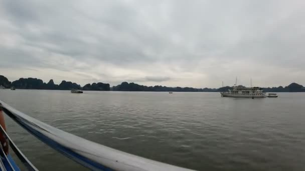 Viaje Barco Través Famosa Bahía Halong Vietnam Día Nublado — Vídeo de stock