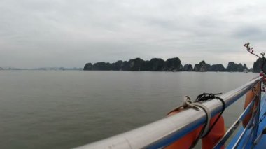 Bulutlu bir günde Vietnam 'daki meşhur Halong Koyu' nda tekne gezisi.