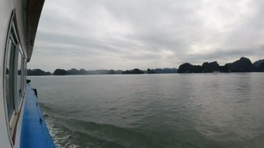 Bulutlu bir günde Vietnam 'daki meşhur Halong Koyu' nda tekne gezisi.