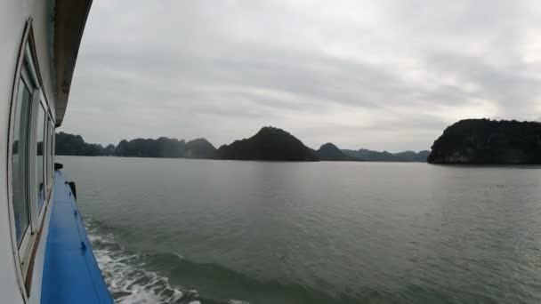 在阴天乘船穿行于越南著名的光环湾 — 图库视频影像