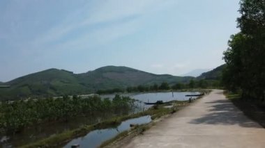 Vietnam 'ın orta kesimindeki Bach ma bölgesinde araba turu.